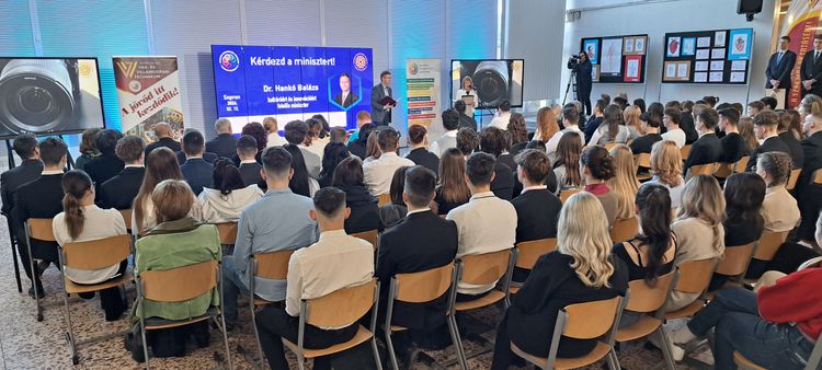 Ünnepélyes iskolaátadás - Kérdezd a Minisztert!