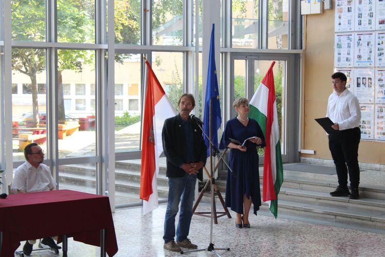 VERMES MIKLÓS NEMZETKÖZI FIZIKAVERSENY ÉS A MAGYAR GÉNIUSZOK VÁNDORKIÁLLÍTÁS