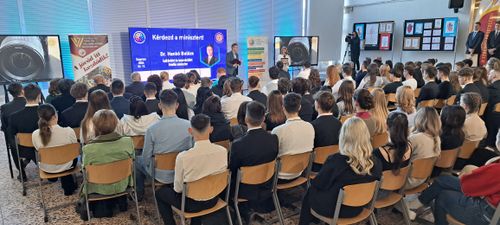 Ünnepélyes iskolaátadás - Kérdezd a Minisztert!